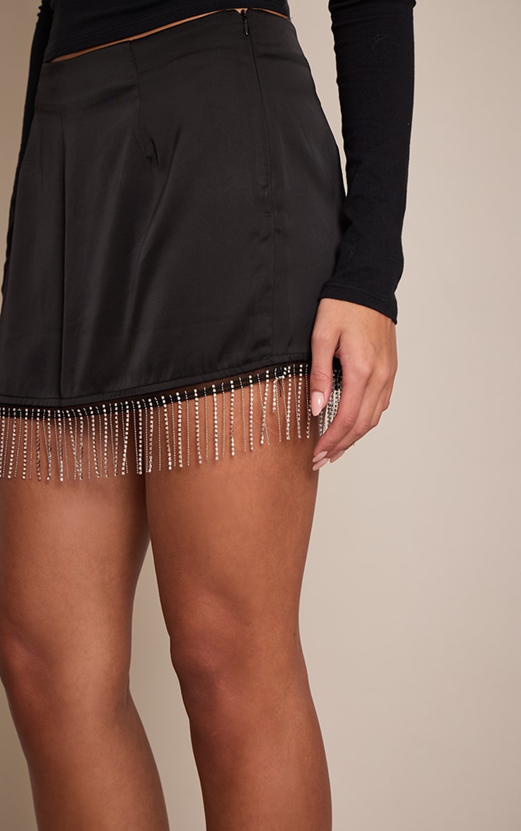 Mini-jupe satinée noire ourlet strassé image 5