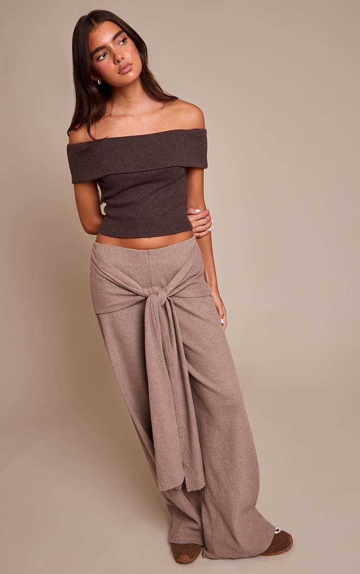 Pantalon coupe droite brossé, couleur champignon, à détail portefeuille. image 1