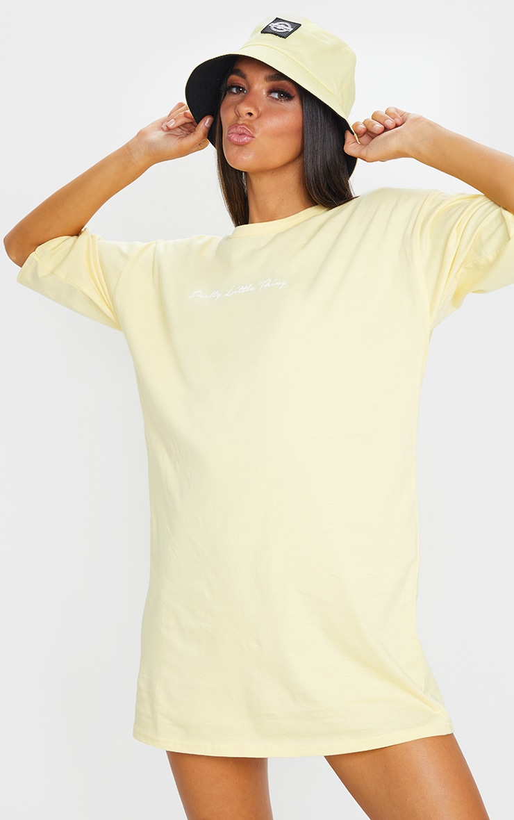 PRETTYLITTLETHING - Robe tee-shirt boyfriend oversize jaune à slogan