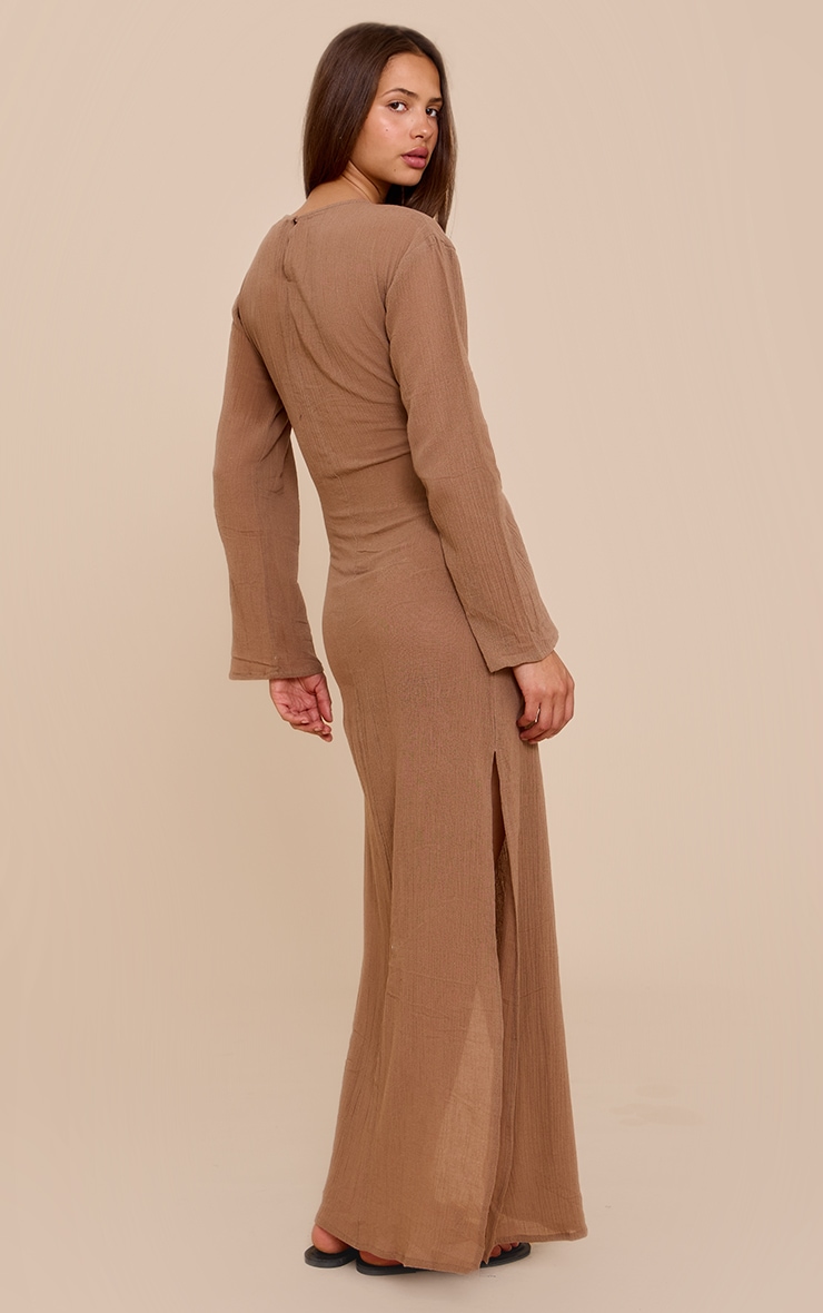 Robe longue texturée taupe à manches longues image 2
