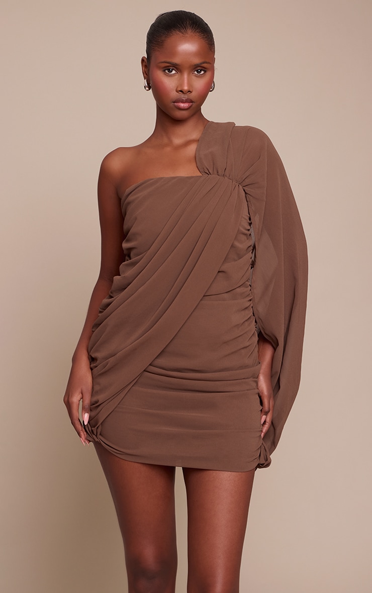 Mini robe en mousseline de soie chocolat froncée à épaule unique image 1