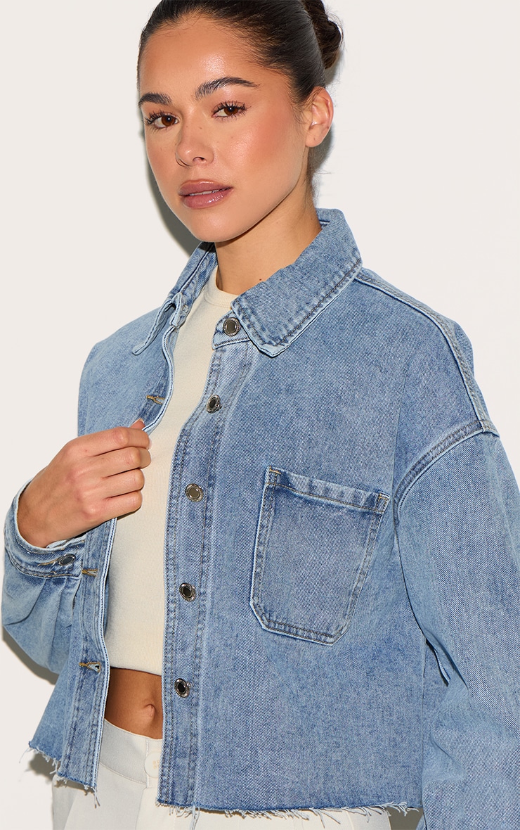 Chemise courte en jean bleu moyen délavé à ourlet coupé image 4