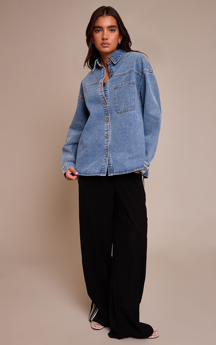 Chemise en jean bleu moyen délavé à poche unique oversize image 3