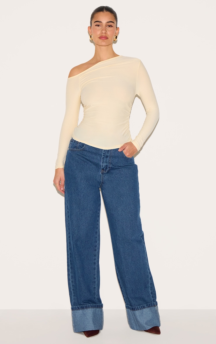 Top doux amande à manches longues et détail asymétrique image 3
