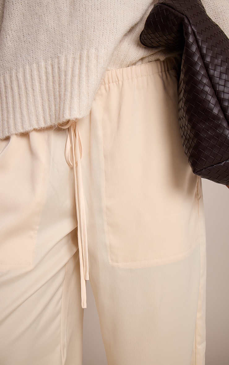Pantalon Butter Cream matière satinée taille basse large à cordon de serrage image 4