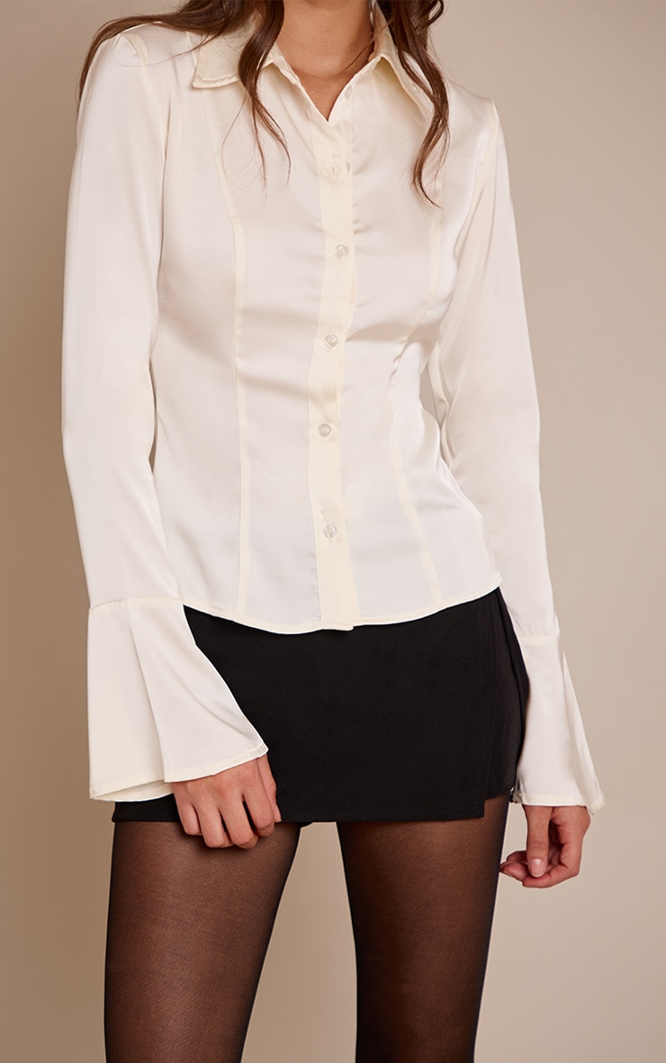 Chemise ajustée satinée crème à manches evasées image 4