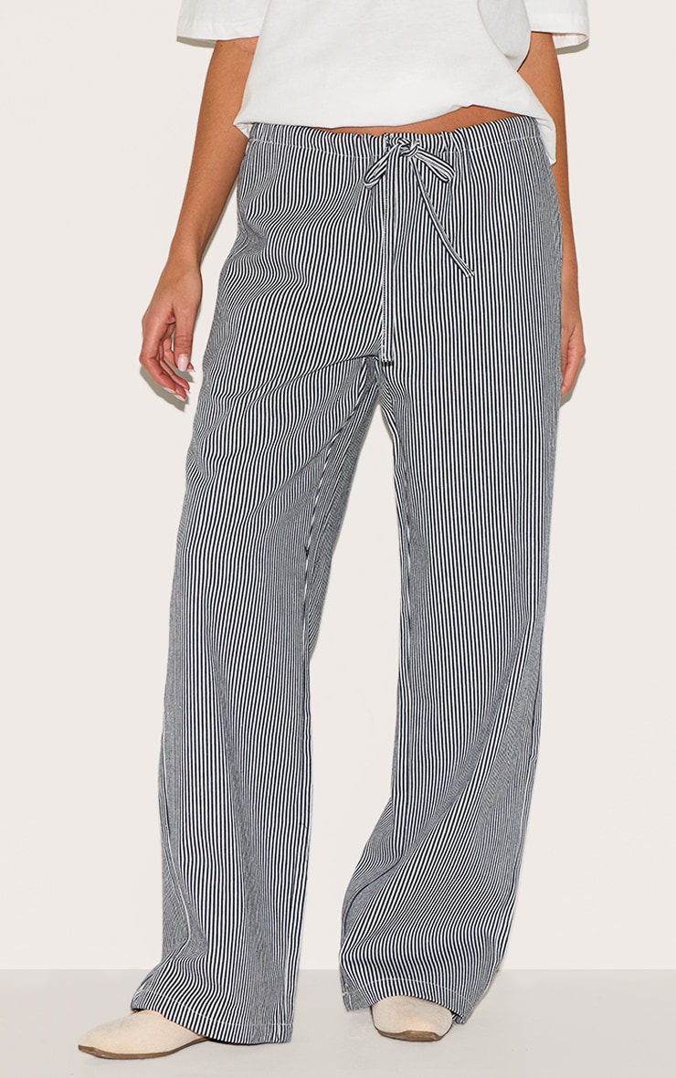 Pantalon en jean bleu à fines rayures et taille mi-haute nouée image 2