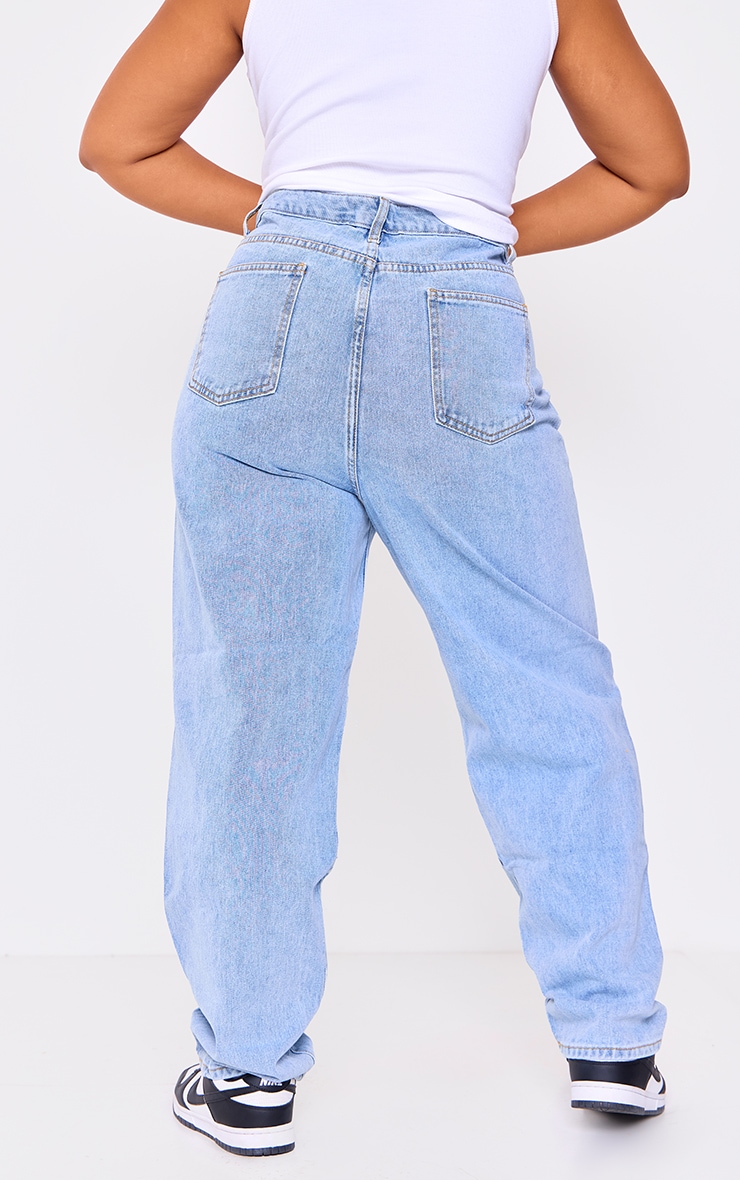 PRETTYLITTLETHING Plus Light Wash Ripped Mom Jeans image 3