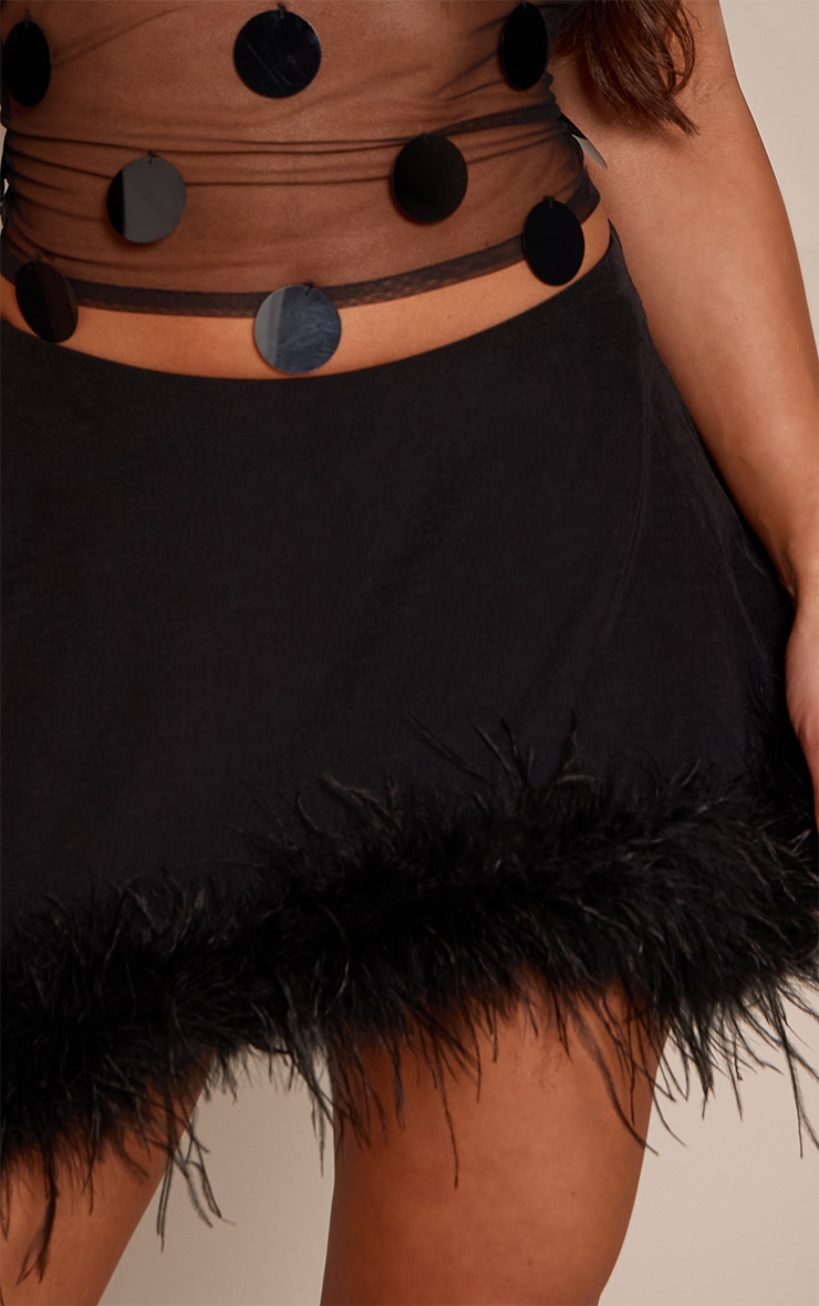 Mini-jupe fluide tissée deluxe noire à ourlet en plumes image 5