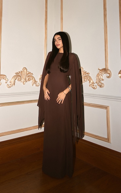 Robe longue chocolat à détail cape