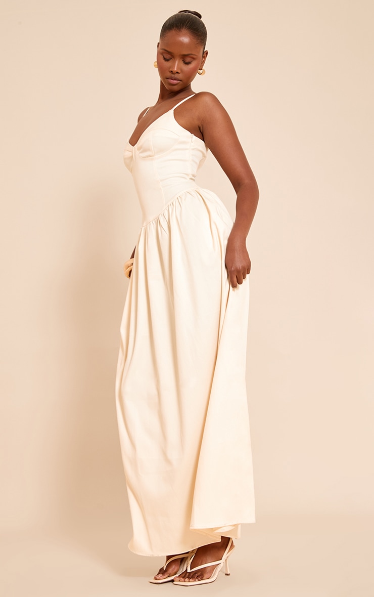 Robe longue tissée crème à bretelles fines et détails sur le buste image 3