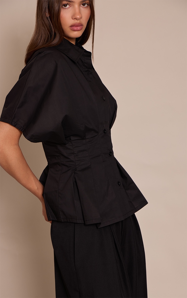 Chemise noire plissée à manches courtes et taille cintrée image 4