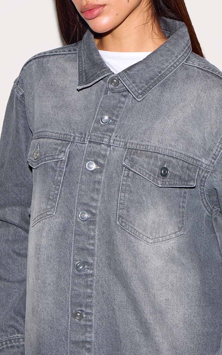 Chemise en jean gris à épaules carrées image 4