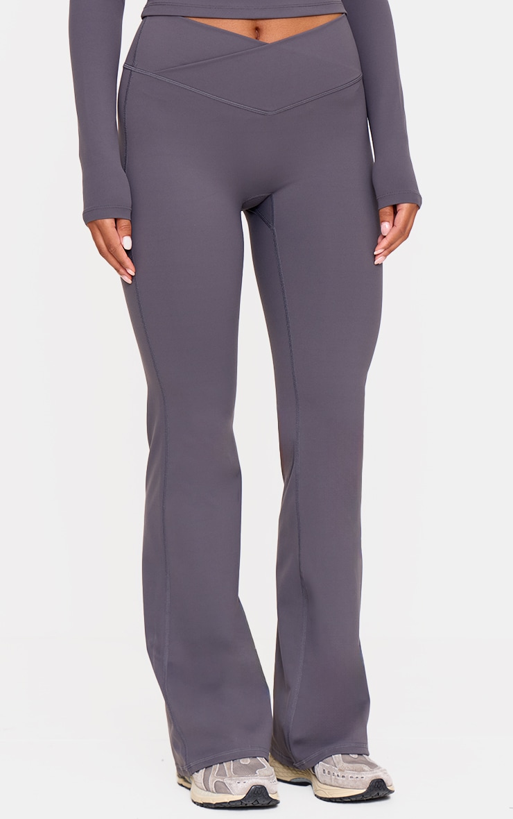 Pantalon de yoga en Sculpt gris anthracite à taille croisée image 2