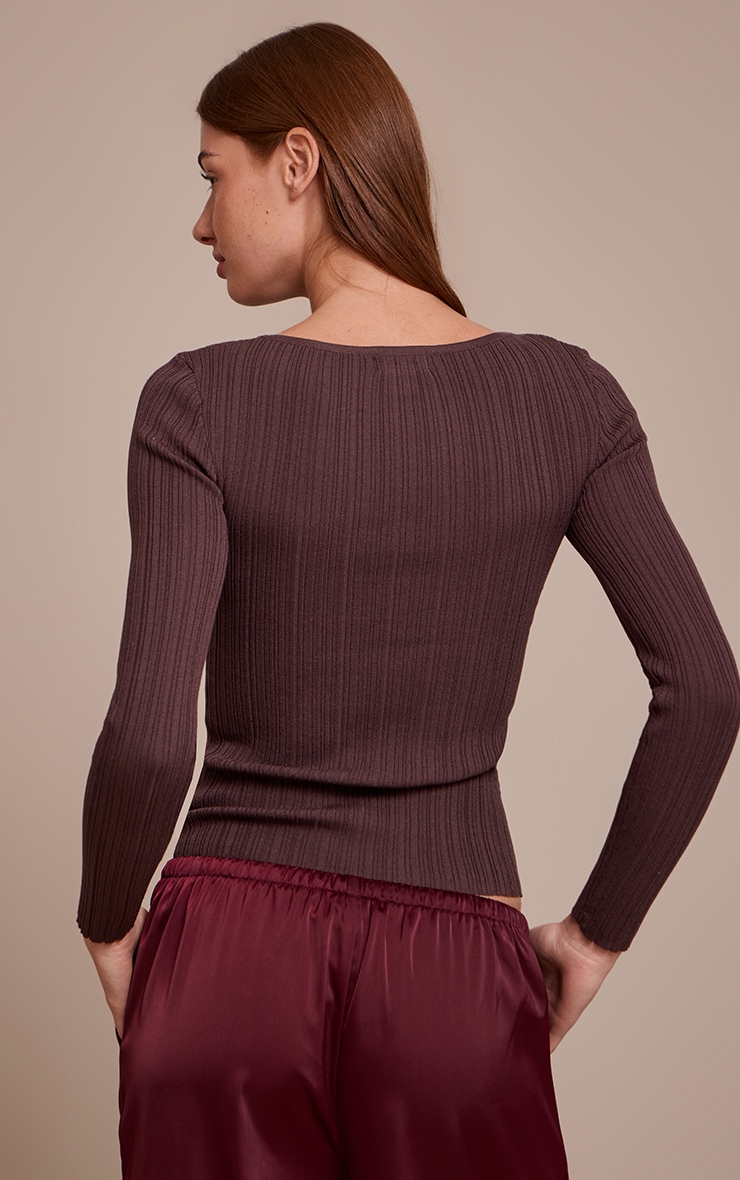 Top en maille tricot fine côtelée chocolat à col bateau image 2