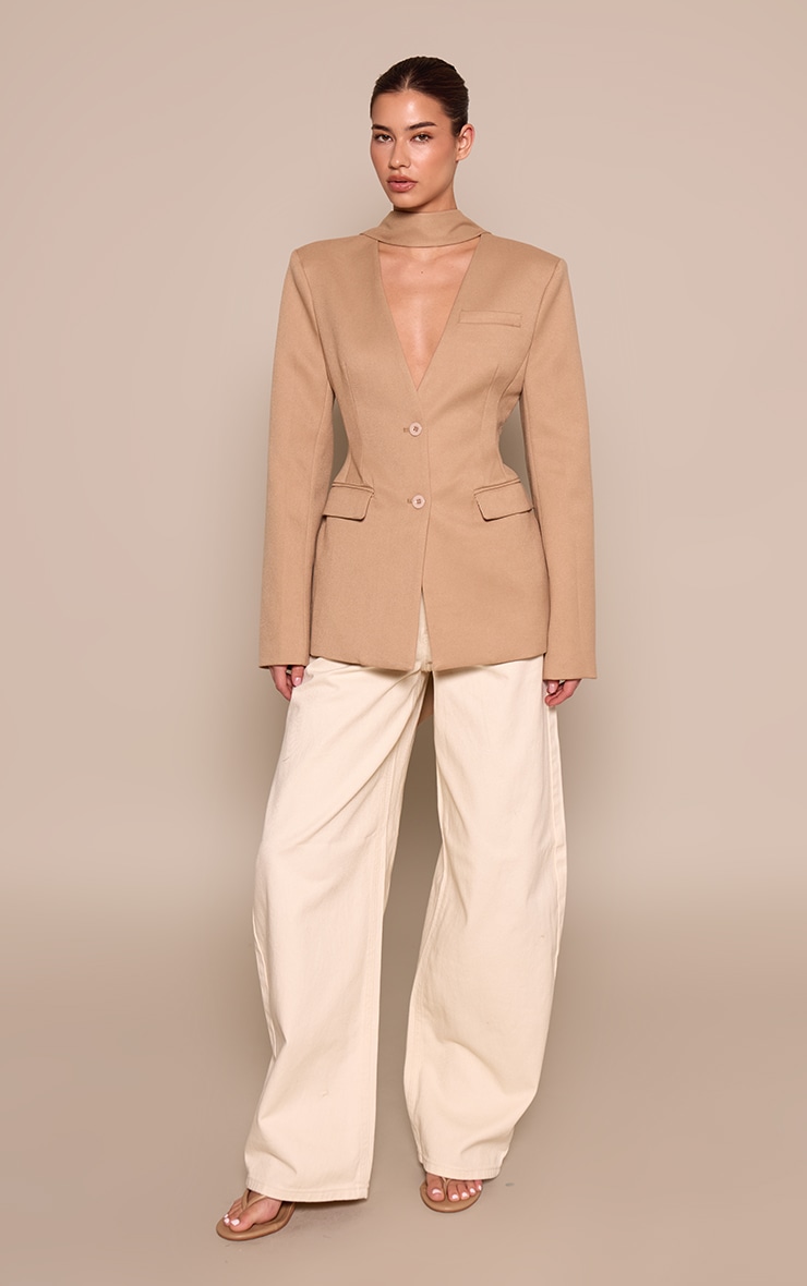 Blazer cintré taupe à détail foulard et hanches structurées image 3