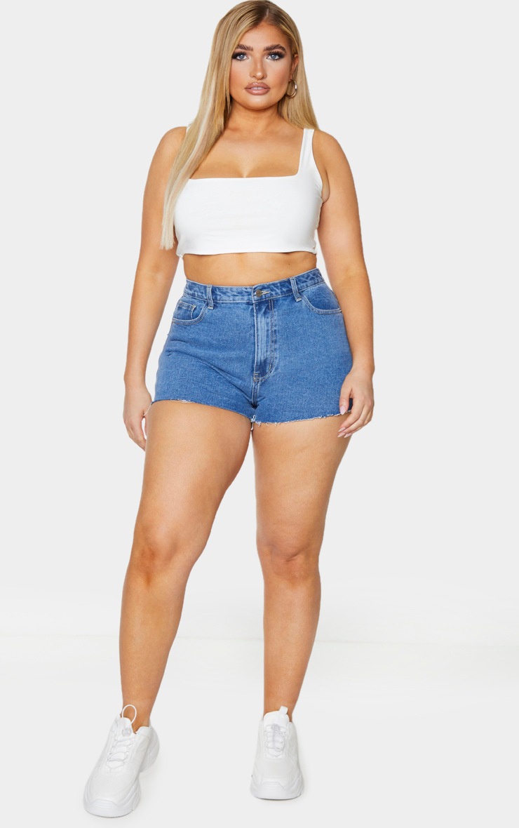 PRETTYLITTLETHING Plus Mid Blue Wash Raw Hem Hotpants