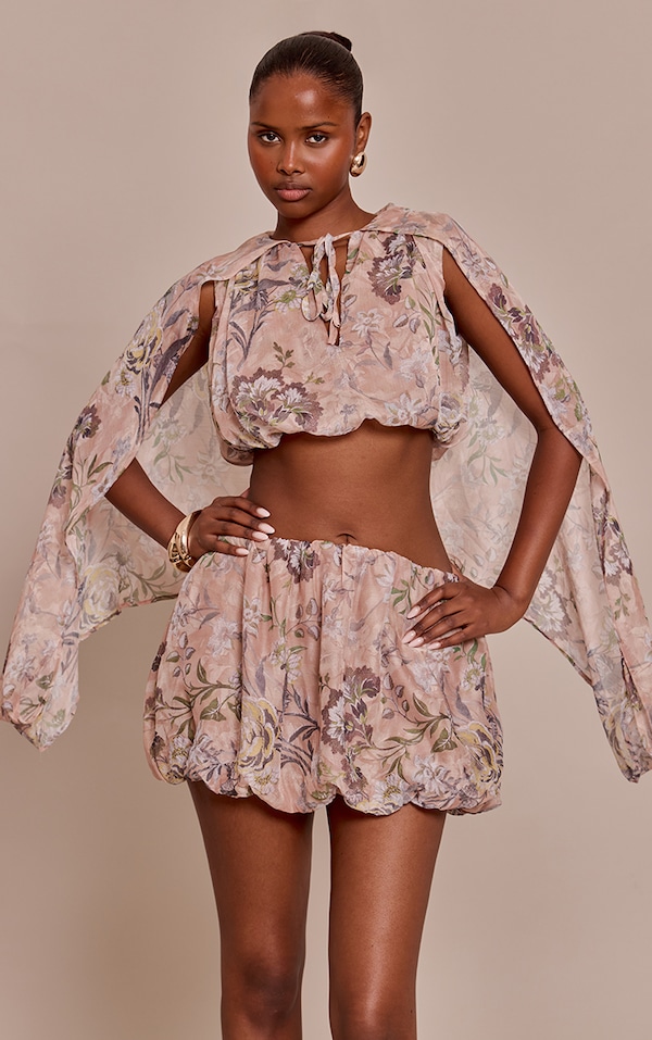 Crop top en mousseline de soie rose fleurie à manches ballon et détail cape