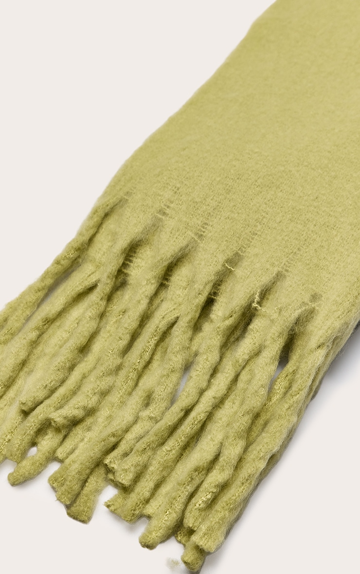 Écharpe en maille tricot élimée vert olive à franges image 3