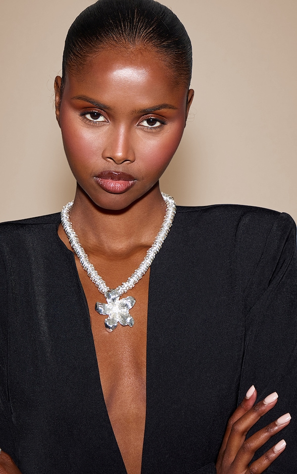 Collier argenté à fleur imposante
