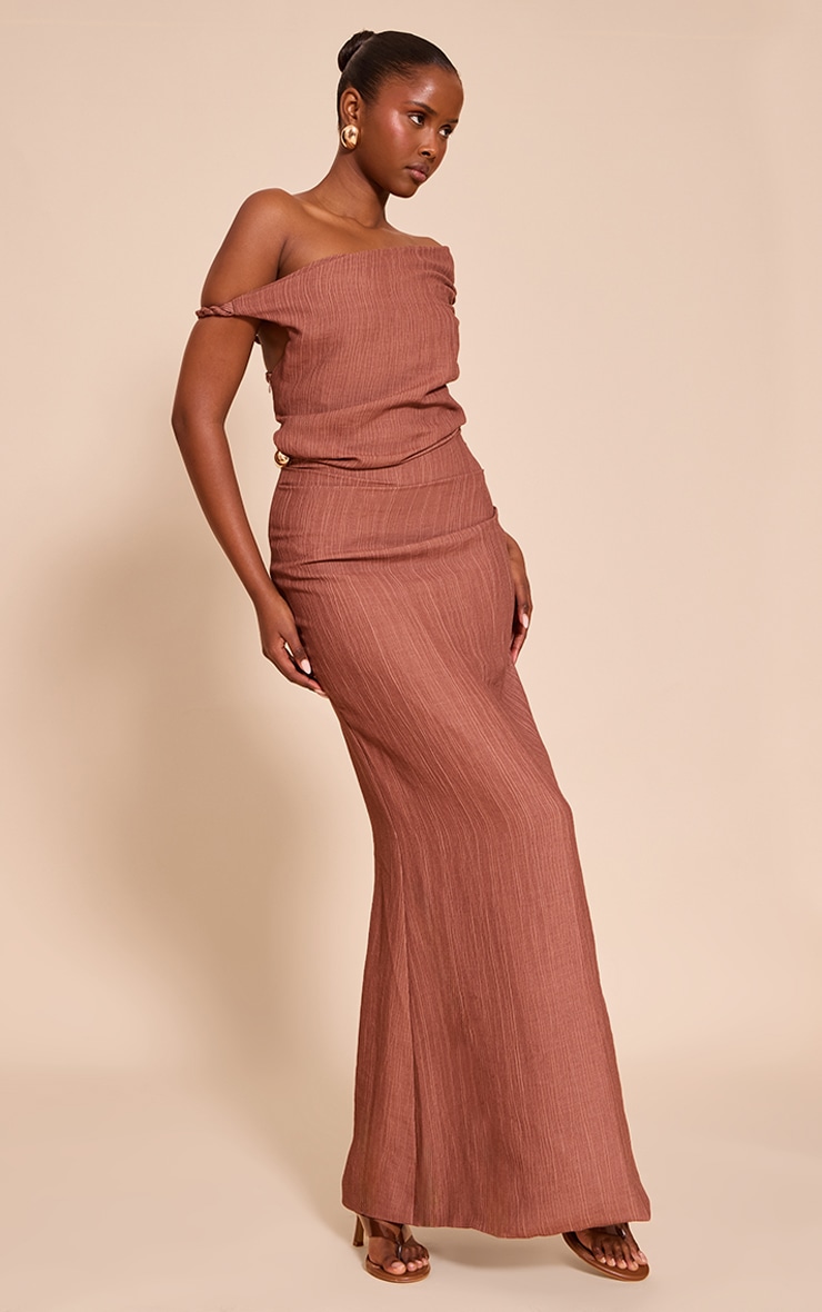 Robe longue texturée marron à épaule unique image 1