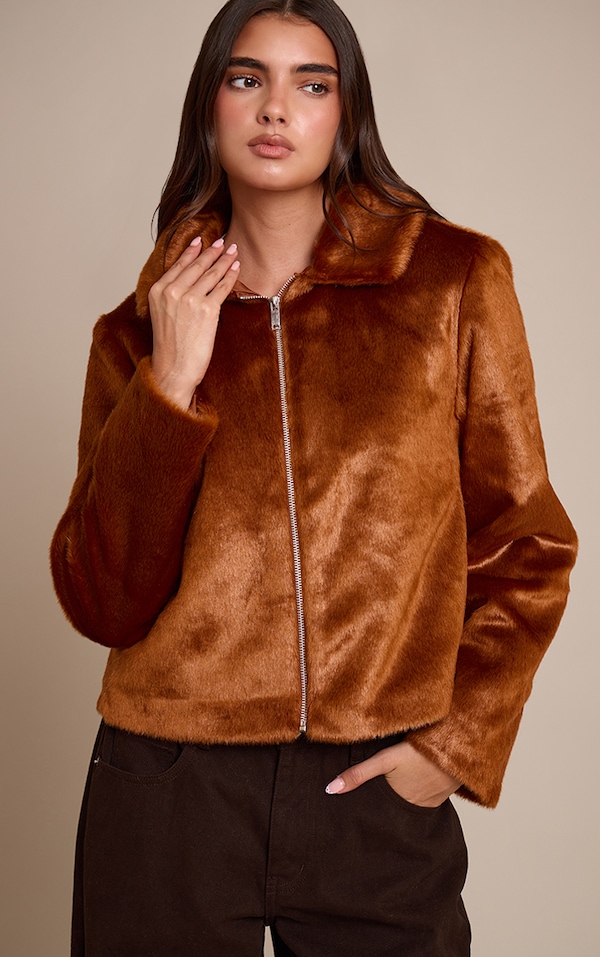 Veste courte en fausse fourrure rouge renard