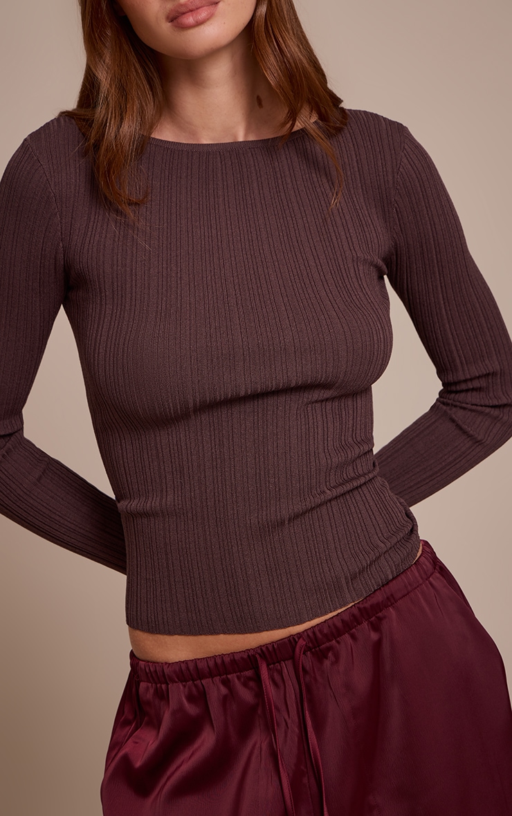 Top en maille tricot fine côtelée chocolat à col bateau image 4