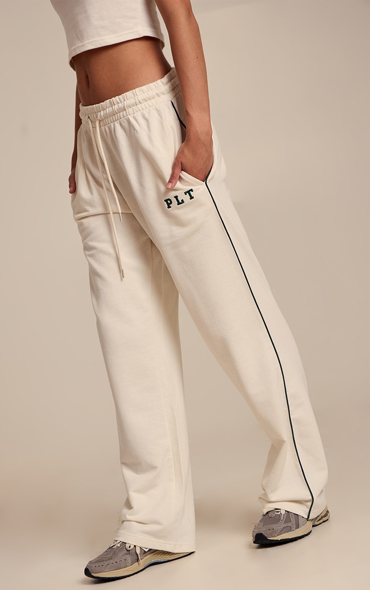 PRETTYLITTLETHING Jogging large crème à logo "PLT" contrastant image 2