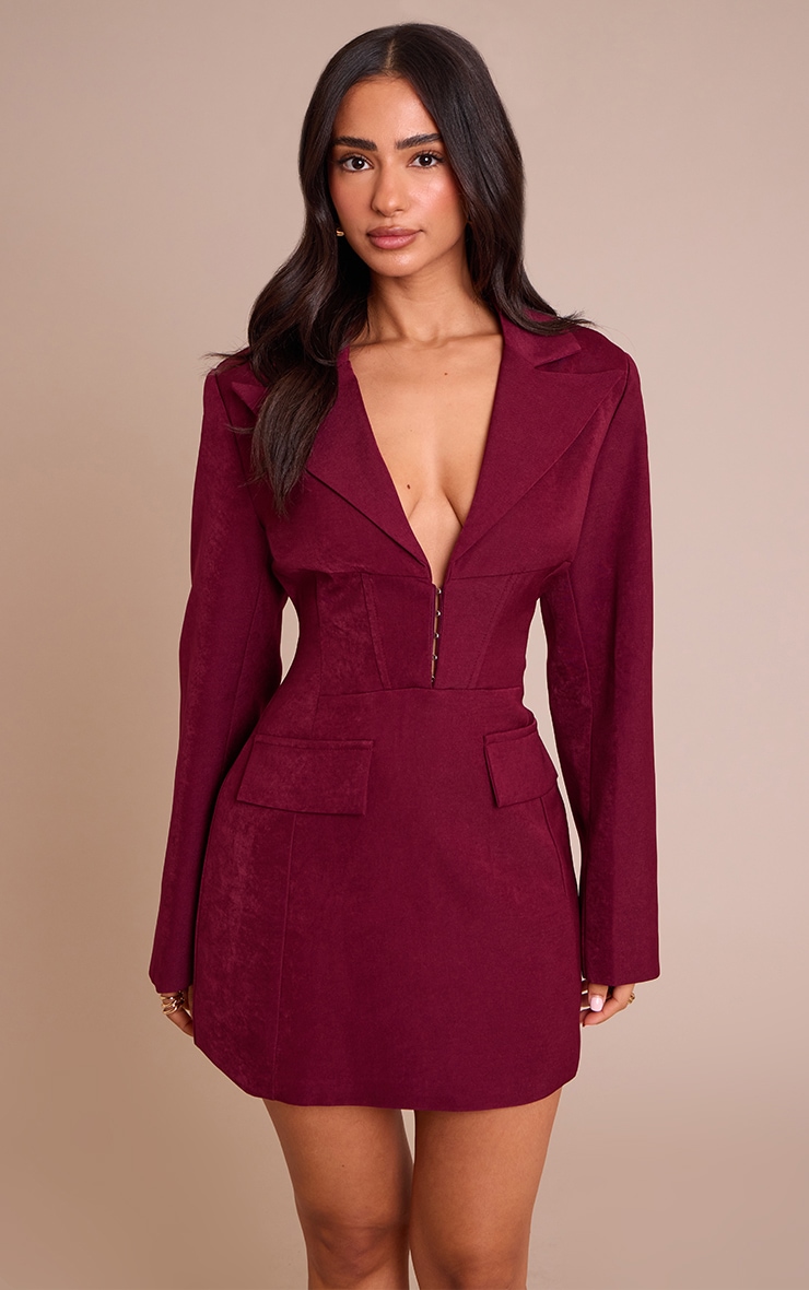 Petite Robe blazer ajustée rouge profond à agrafes et oeillets image 1