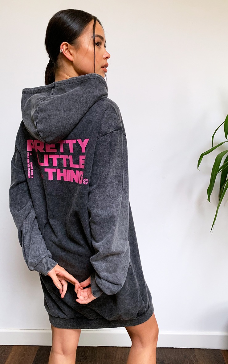 PRETTYLITTLETHING - Robe sweat gris anthracite javélisé oversize à slogan