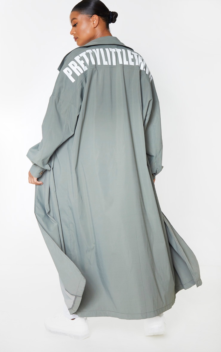 PRETTYLITTLETHING Plus - Trench long kaki à slogan