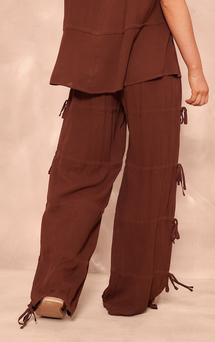 Pantalon large marron chocolat à détail noué image 3