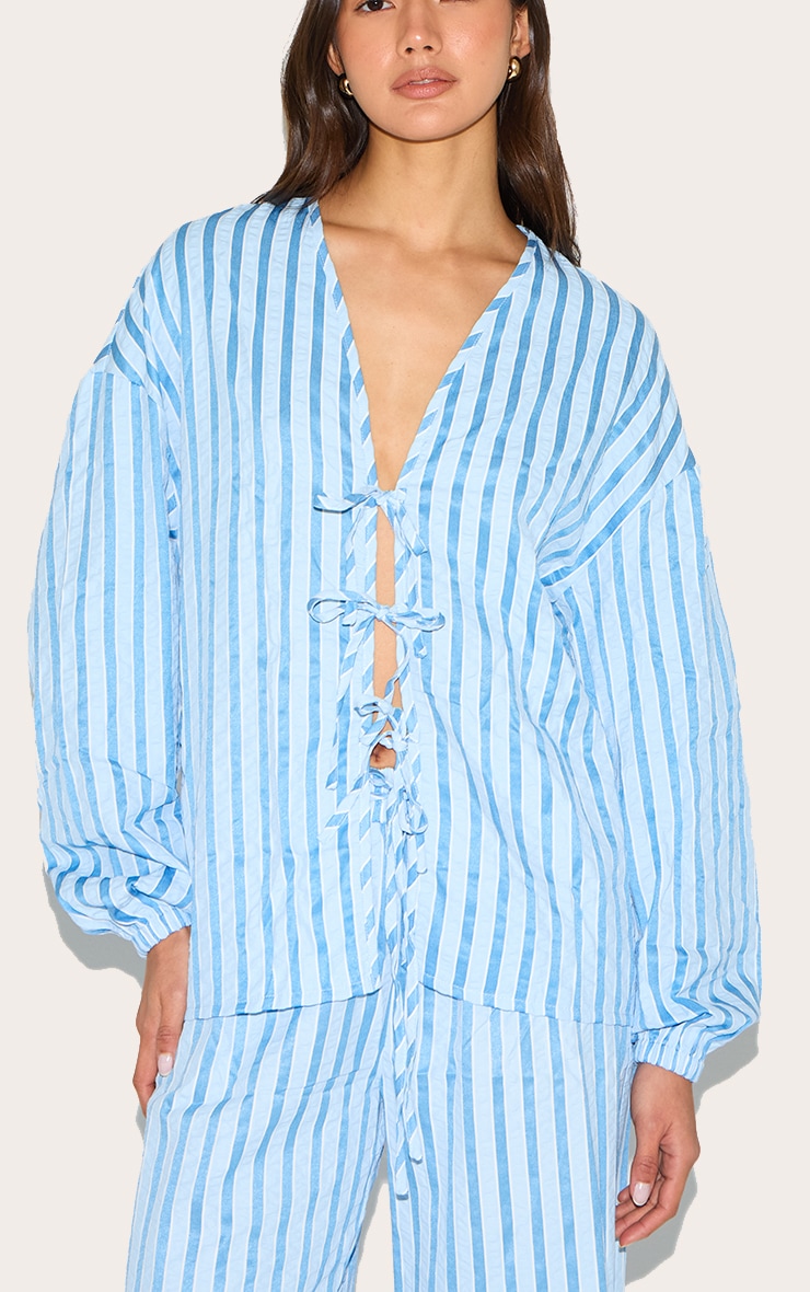 Chemise texturée à rayures bleues et à nouer sur le devant image 4