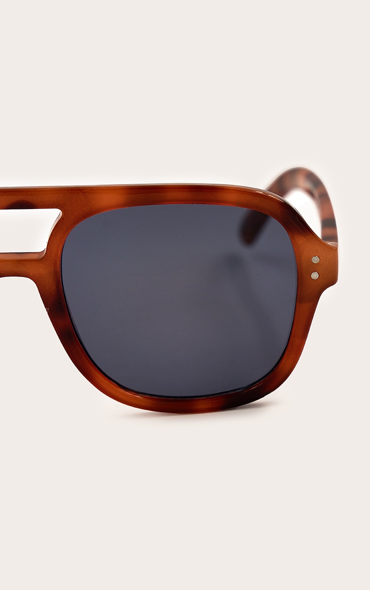 Honey Tortoiseshell Angled Dark Lens Aviator Sunglasses image 4