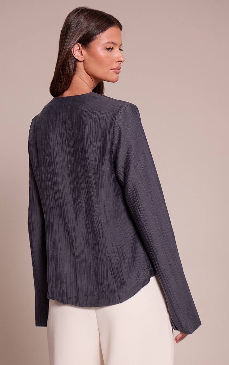 Chemise texturée bleu marine à agrafe et oeillet et manches évasées image 2