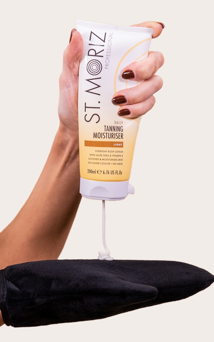 St. Moriz Golden Glow Gradual Tanning Moisturiser image 2