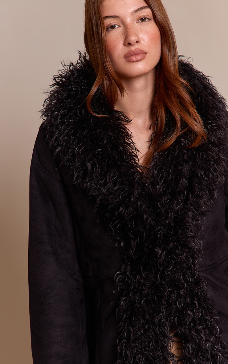 Manteau long noir à bordures en fausse fourrure image 4