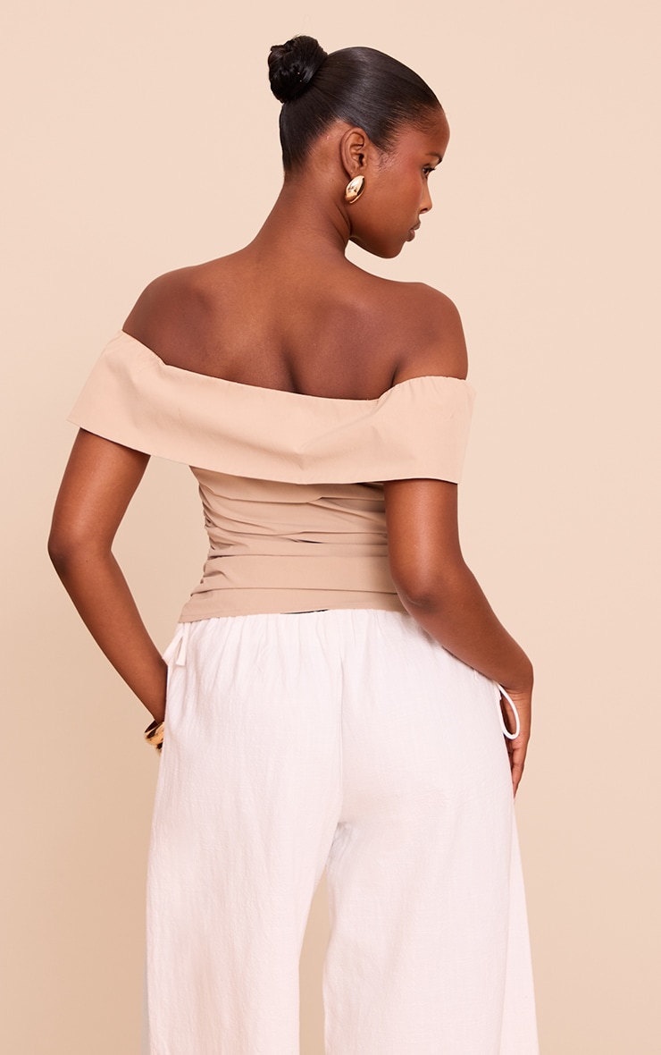 Top long tissé beige froncé sur les côtés à col bardot image 2
