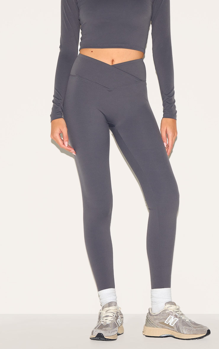 Legging de sport en Sculpt gris anthracite à taille croisée image 2