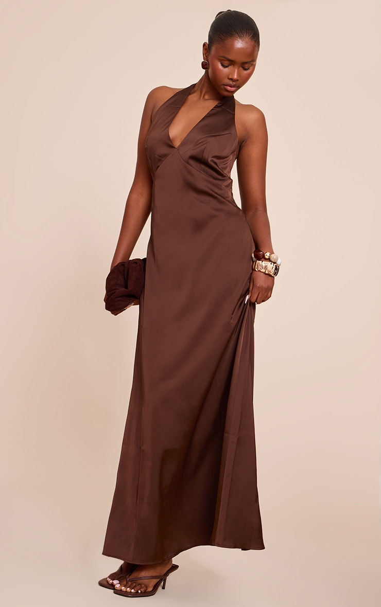 Robe longue satinée chocolat à col en V image 3