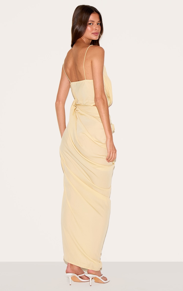 Robe longue en mousseline de soie jaune beurre à découpe drapée image 2