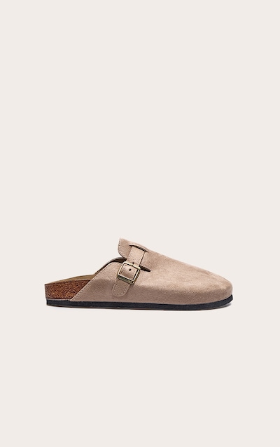Mules style sabots en suédine beige détail boucle