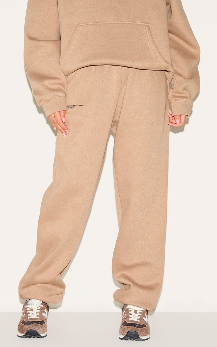 PRETTYLITTLETHING Jogging café au lait à bas resserré et slogan Est 2012 image 2