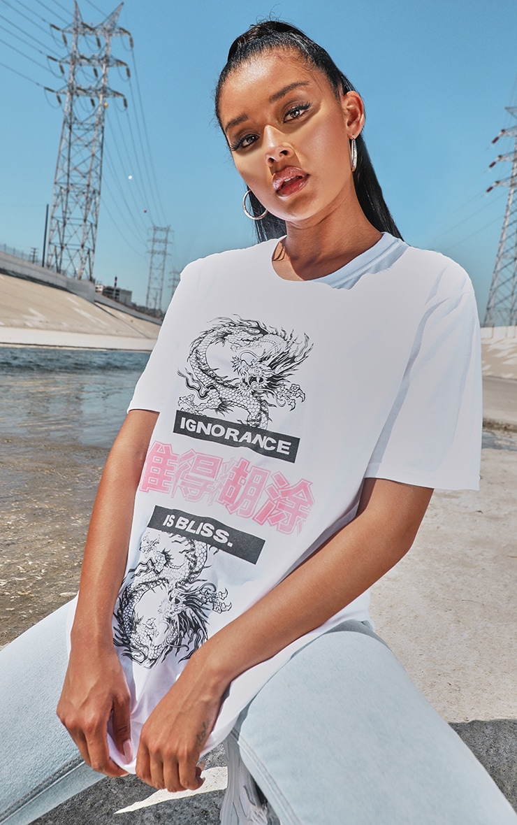 Tee-shirt blanc à imprimé dragon et slogan Ignorance Is Bliss