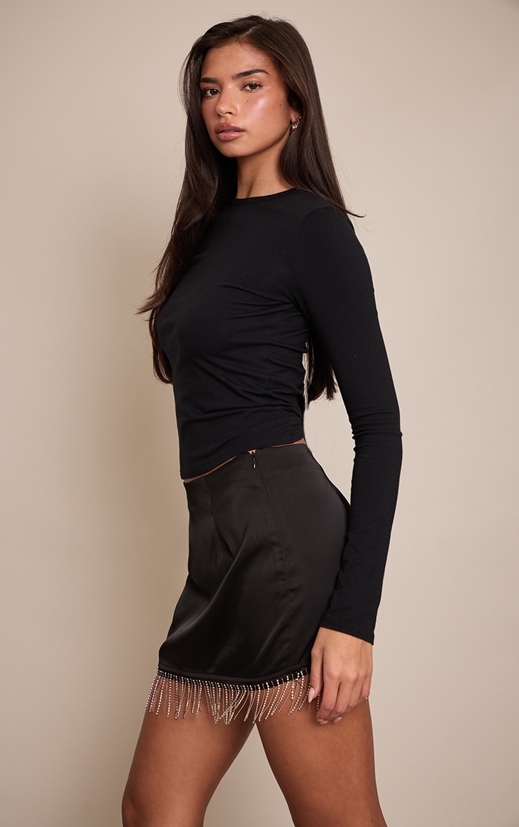 Mini-jupe satinée noire ourlet strassé image 2