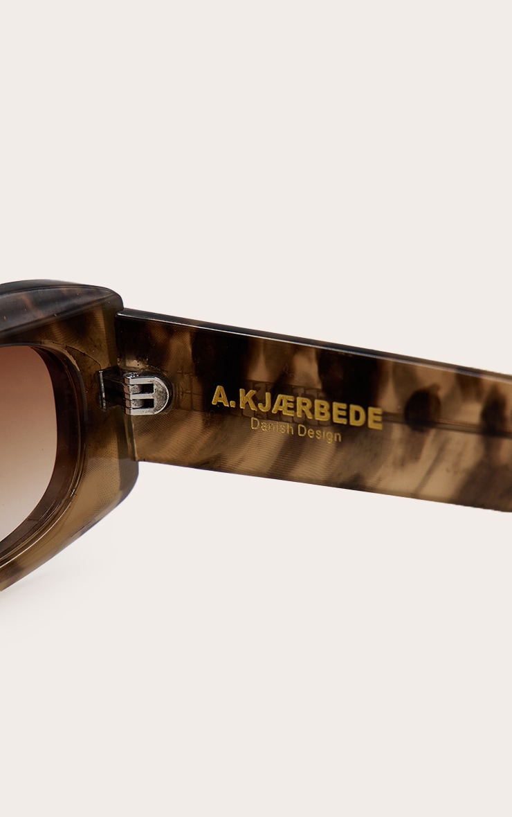 A. KJÆRBEDE Lunettes de soleil carrées à monture en écailles image 4