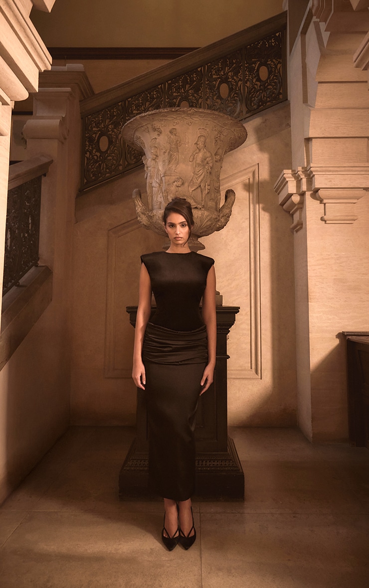 PLT Label Robe mi-longue en velours noir froncée à épaules exgérées et jupe satinée image 5