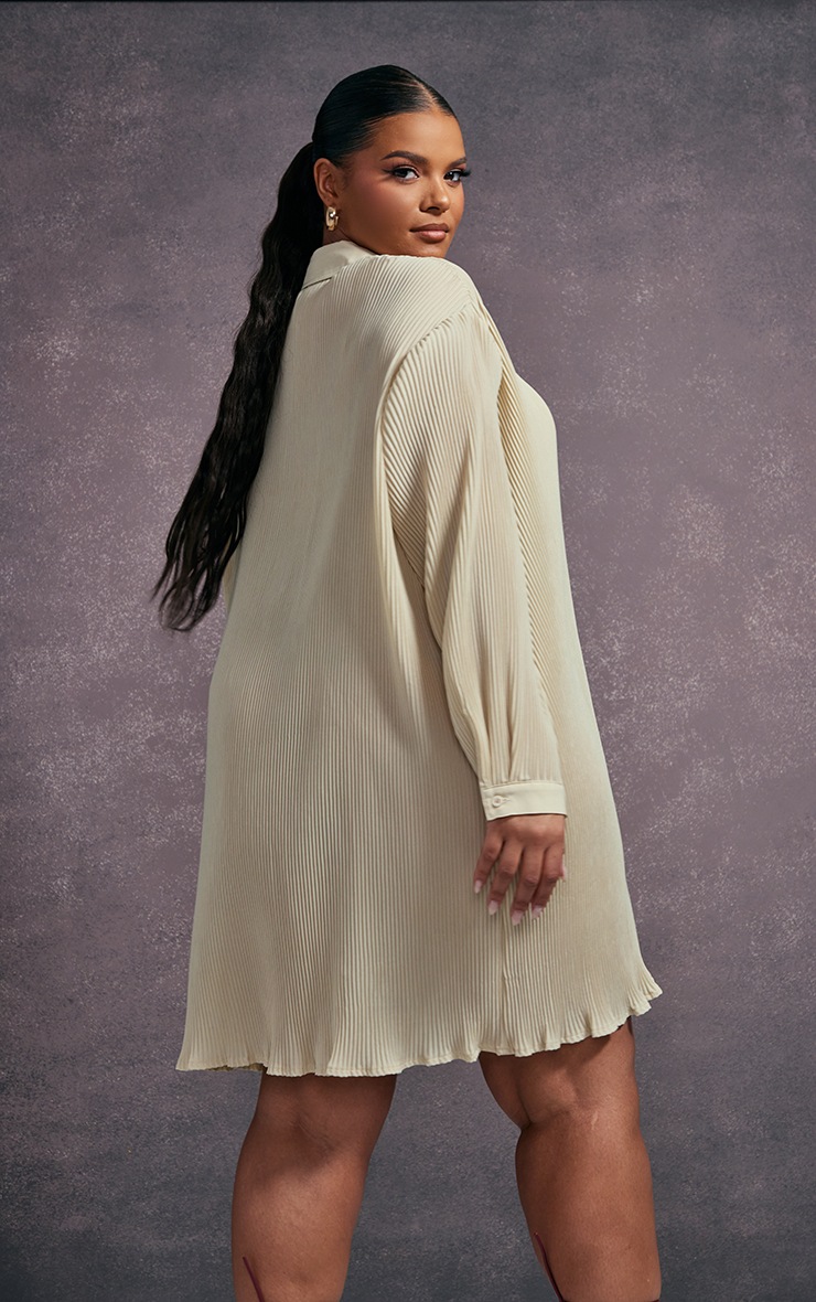 Robe midi oversized, décolleté en V, manches courtes et col de chemise