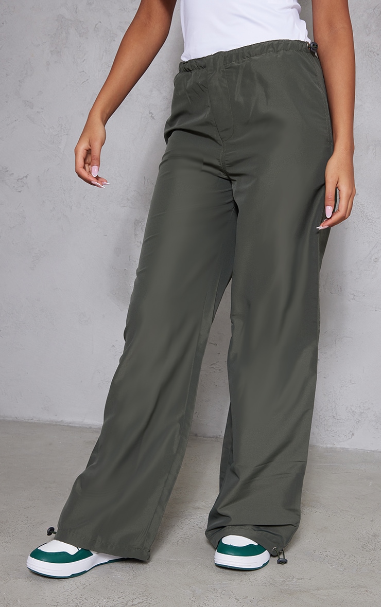 Tall Pantalon style parachute kaki à taille basse PrettyLittleThing FR