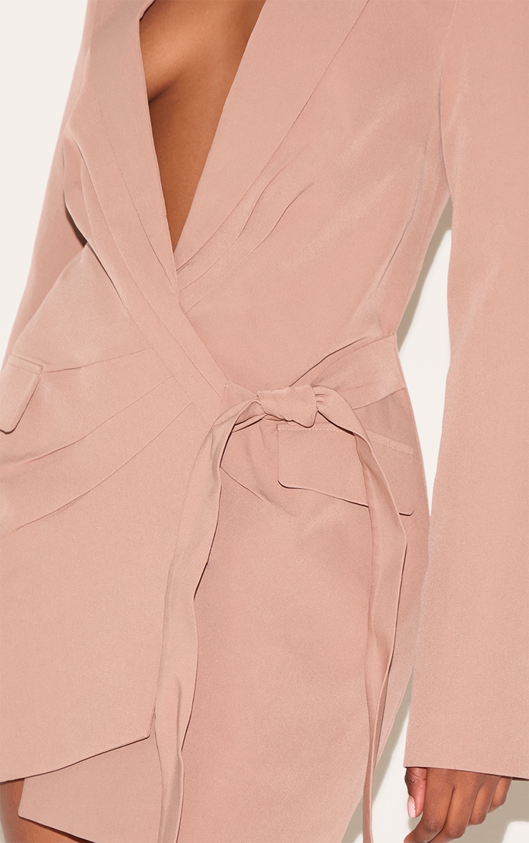 Robe blazer taupe nouée sur le côté à décolleté image 4